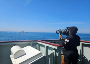 আর্কটিকে মুখোমুখী কানাডিয়ান মিলিটারি ও চীনা গবেষণা জাহাজ