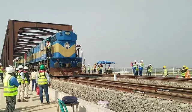 যমুনার বুকে রেলওয়ে সেতুতে পরীক্ষামূলক ট্রেন চলাচল শুরু