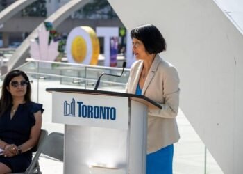 যোগাযোগের ভুলে ৭ অক্টোরের অনুষ্ঠানে যোগ দিতে পারেননি চাউ