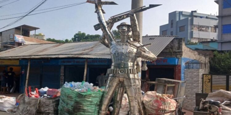 মুক্তিযোদ্ধাদের তৈরি ভাস্কর্য ভাঙারির দোকানে বিক্রি