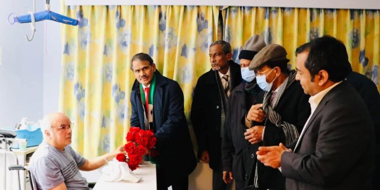 বৃদ্ধাশ্রমে এক মুক্তিযোদ্ধার সাথে অন‍্যরকম ভাললাগা বিজয় দিবস উদযাপন