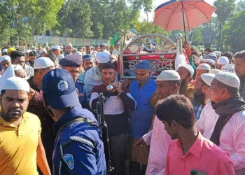 চার ঘণ্টার প্যারোলে কুমিল্লায় হাতকড়া নিয়েই মায়ের জানাজা ও দাফনে যুবলীগ নেতা