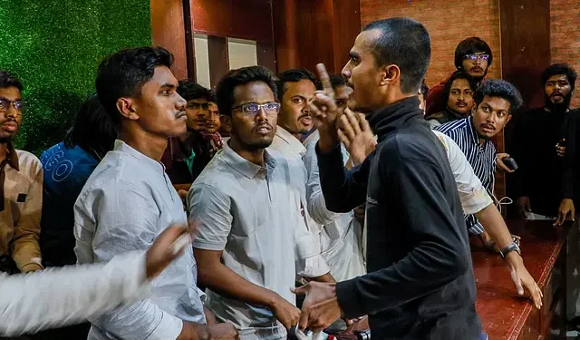 বৈষম্যবিরোধী ছাত্র আন্দোলন: দুই পক্ষের পাল্টাপাল্টি অভিযোগ, সংবাদ সম্মেলনে হট্টগোল