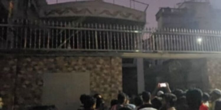 আওয়ামী লীগ নেতার বাড়িতে হামলার সময় এলাকাবাসীর ধাওয়া, আহত ৩