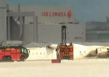 টরন্টো বিমানবন্দরে অবতরণের সময় উড়োজাহাজ উল্টে আহত ১৮