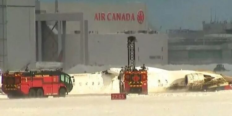 টরন্টো বিমানবন্দরে অবতরণের সময় উড়োজাহাজ উল্টে আহত ১৮