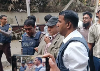 ধানমন্ডি ৩২ নম্বরে সাধারণ মানুষের যাওয়া কি অপরাধ?